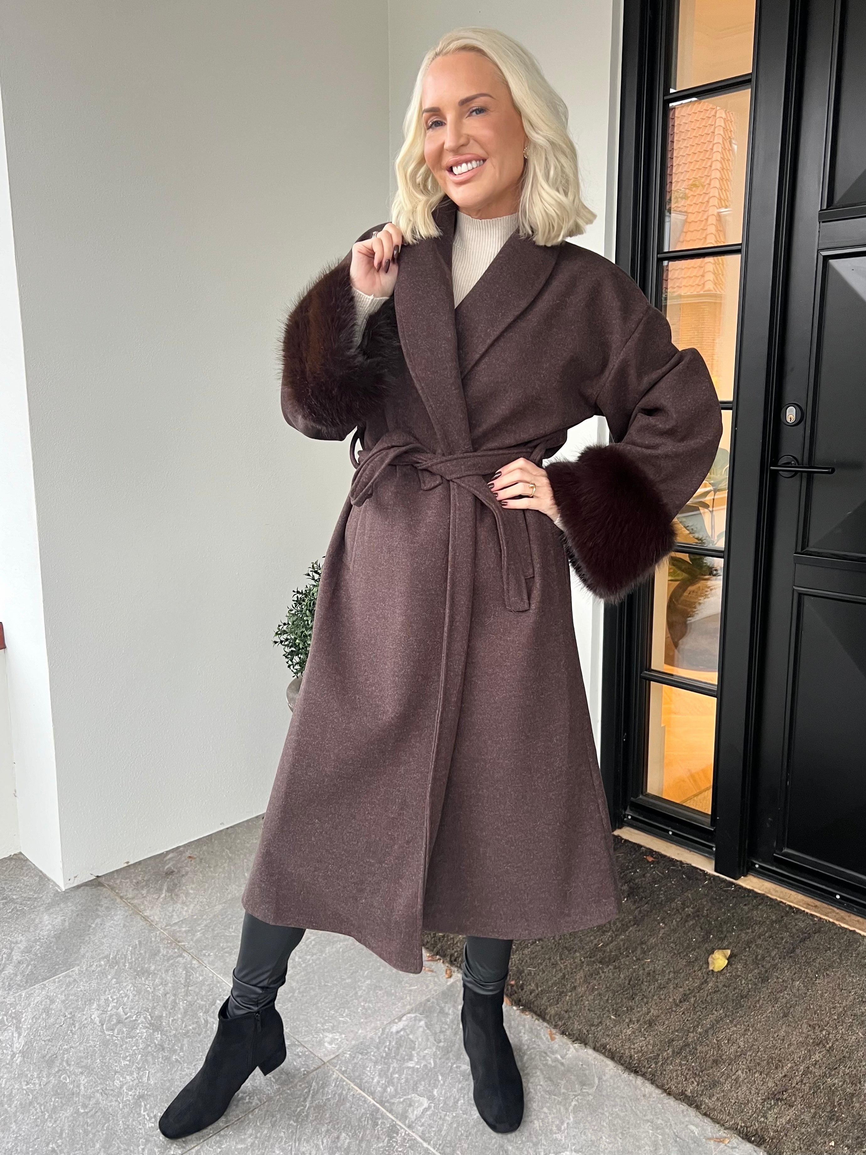 Livia - Elegant lång kappa med mjuk fuskpäls vid ärmkanterna